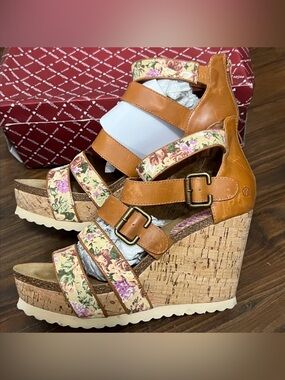 80/20 Willa Wedge Floral Sandals
Size 9